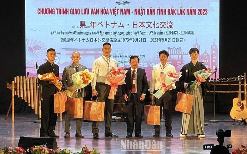 Tran Vinh Canh, presidente de la Asociación de Amistad Vietnam-Japón en la provincia de Dak Lak, entrega regalos a los japoneses asistentes al programa.