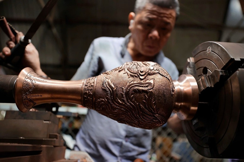 El producto, una vez completada la fundición, es pulido y terminado a mano por los artesanos El producto, una vez completada la fundición, es pulido y terminado a mano por los artesanos