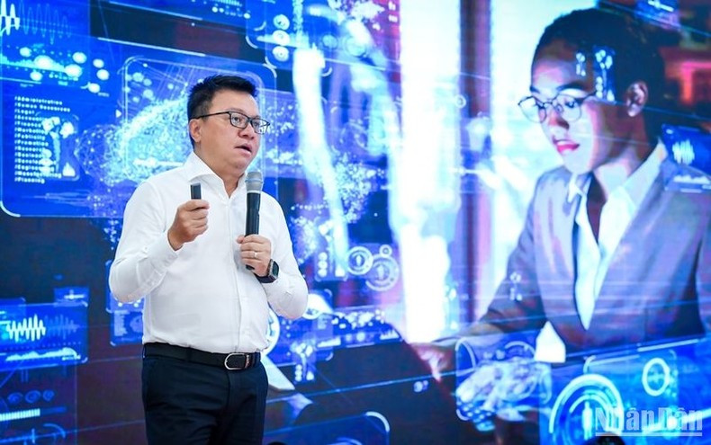 El presidente editor de Nhan Dan, Le Quoc Minh, interviene en la conferencia. (Foto: Thanh Dat)