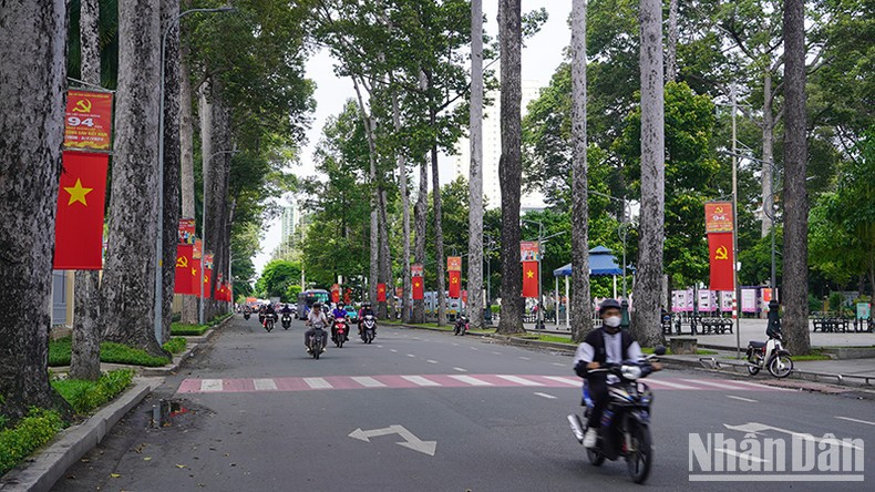 La calle de An Duong Vuong se ha vuelto más coloridas de lo habitual. La calle de An Duong Vuong se ha vuelto más coloridas de lo habitual.