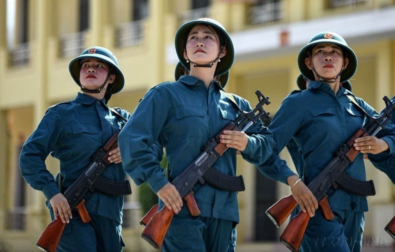 A pesar del clima seco y del sol abrasador, las milicianas del noroeste todavía practican con entusiasmo en el campo para realizar el mejor desfile militar en conmemoración del 70 aniversario de la Victoria de Dien Bien Phu.