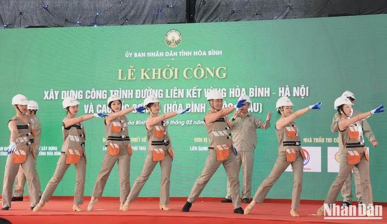 Una actuación artística en el acto. Una actuación artística en el acto.