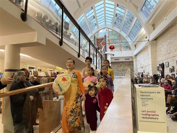 Desfile del traje tradicional Ao Dai en el Día Cultutal de Vietnam en Saintes (Fotografía: VNA)