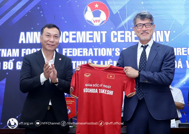 Tran Quoc Tuan, presidente del VFF entrega camiseta de fútbol al nuevo director técnico Koshida Takeshi (Foto: VNA)