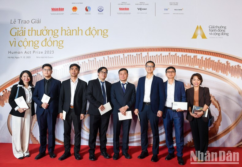 El acto ayuda a difundir la marca pionera de los "héroes" que siguen trabajando callada y persistentemente por la comunidad. El acto ayuda a difundir la marca pionera de los "héroes" que siguen trabajando callada y persistentemente por la comunidad.