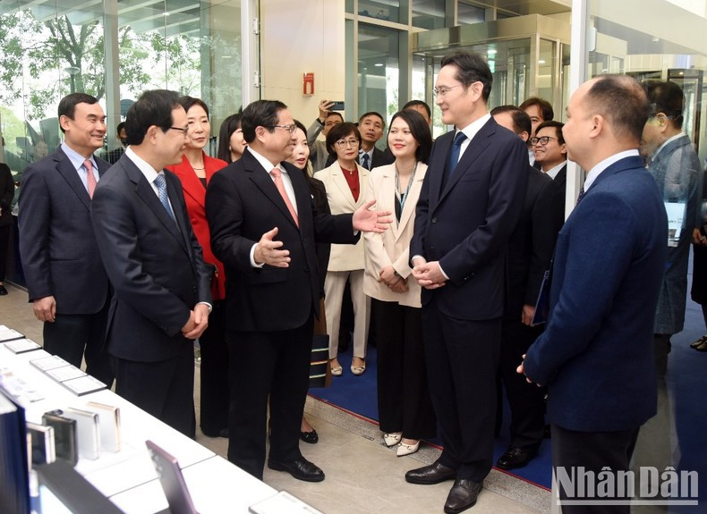 El premier vietnamita Pham Minh Chinh escucha la presentación sobre el Centro de Investigación y Desarrollo de Samsung. El premier vietnamita Pham Minh Chinh escucha la presentación sobre el Centro de Investigación y Desarrollo de Samsung.