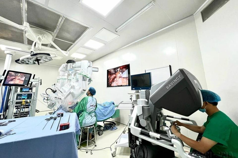 El Hospital K realizó con éxito en 2022 dos cirugías de cáncer de tiroides utilizando el sistema robótico Da Vinci XI de última generación. (Foto: VNA)