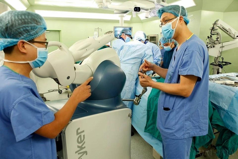 Una cirugía ortopédica asistida por tecnología robótica realizada en el Hospital Bach Mai en 2018. (Foto: VNA)