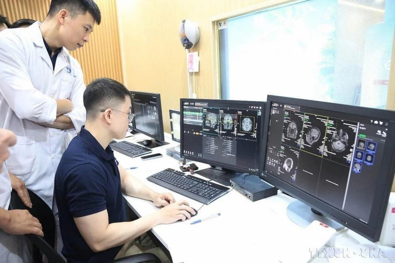 El Hospital General de Phu Tho puso en funcionamiento un escáner de resonancia magnética de 3.0 Tesla, una de las tecnologías de diagnóstico por imagen no invasivas más avanzadas y seguras de la actualidad. Esto ayuda a los especialistas de Phu Tho y las provincias norteñas a detectar enfermedades graves de forma temprana. (Foto: VNA)