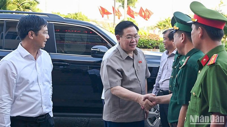 El presidente de la Asamblea Nacional vietnamita, Vuong Dinh Hue, y los oficiales y soldados en la puerta fronteriza internacional de Moc Bai. El presidente de la Asamblea Nacional vietnamita, Vuong Dinh Hue, y los oficiales y soldados en la puerta fronteriza internacional de Moc Bai.