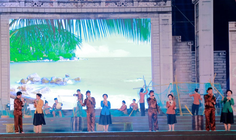 La gente de Phu Tho disfruta por primera vez de los cantos “Vi” y “Giam”, de la provincia de Nghe Tinh. La gente de Phu Tho disfruta por primera vez de los cantos “Vi” y “Giam”, de la provincia de Nghe Tinh.