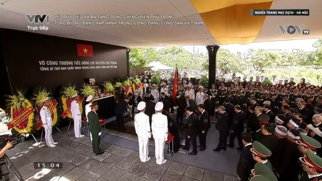 Representantes de la familia y líderes del Partido y del Estado arrojan flores y tierra sobre la tumba del secretario general Nguyen Phu Trong. Representantes de la familia y líderes del Partido y del Estado arrojan flores y tierra sobre la tumba del secretario general Nguyen Phu Trong.