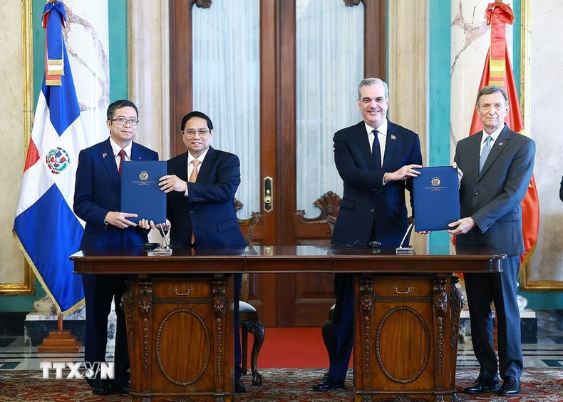 El primer ministro vietnamita, Pham Minh Chinh, y el presidente de la República Dominicana, Luis Abinader Corona, presencian la firma del Memorando de Entendimiento entre las Academias Diplomáticas de los dos países. El primer ministro vietnamita, Pham Minh Chinh, y el presidente de la República Dominicana, Luis Abinader Corona, presencian la firma del Memorando de Entendimiento entre las Academias Diplomáticas de los dos países.