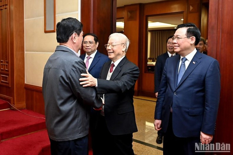 El secretario general del PCV, Nguyen Phu Trong, el premier Pham Minh Chinh, y el presidente del Parlamento, Vuong Dinh Hue y delegados asistentes a la reunión. El secretario general del PCV, Nguyen Phu Trong, el premier Pham Minh Chinh, y el presidente del Parlamento, Vuong Dinh Hue y delegados asistentes a la reunión.
