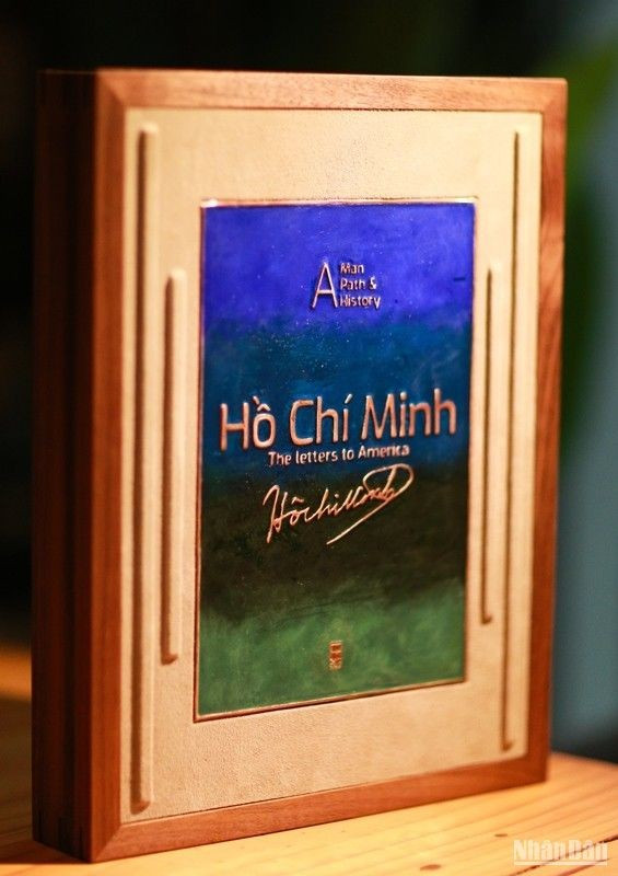 La caja para el libro está hecha de cerámica esmaltada azul, madera y cuero.