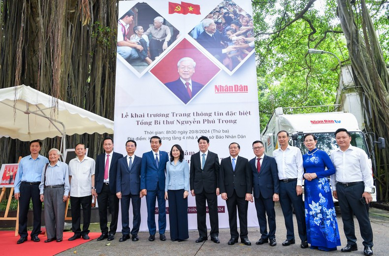 Altos cargos del Partido y del Estado y personal del periódico Nhan Dan se hacen una foto de recuerdo.