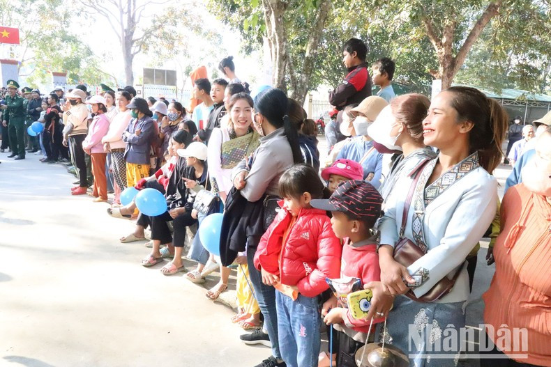 El programa atrae a miles de habitantes de las comunas fronterizas de la provincia de Dak Lak. El programa atrae a miles de habitantes de las comunas fronterizas de la provincia de Dak Lak.