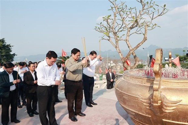 El premier Pham Minh Chinh ofreció incienso en el Monumento al Presidente Ho Chi Minh (Fotografía: VNA) El premier Pham Minh Chinh ofreció incienso en el Monumento al Presidente Ho Chi Minh (Fotografía: VNA)