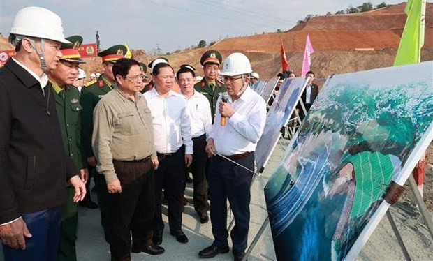 El premier Pham Minh Chinh inspecciona la obra de expansión de la planta hidroeléctrica de Hoa Binh (Fotografía: VNA) El premier Pham Minh Chinh inspecciona la obra de expansión de la planta hidroeléctrica de Hoa Binh (Fotografía: VNA)