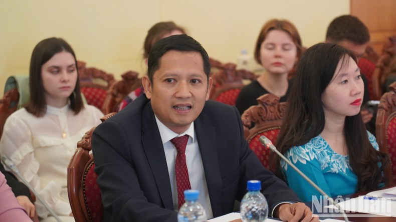 Nguyen Quoc Hung, director de la Fundación Tradición y Amistad, habla sobre el amor por el idioma vietnamita. (Foto: Xuan Hung)