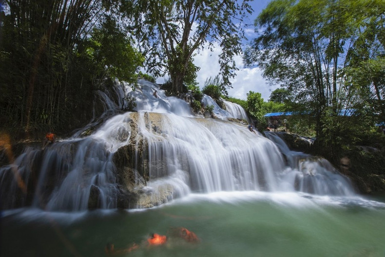 La belleza poética de la cascada de la Luna en el distrito de Tan Lac, Hoa Binh. La belleza poética de la cascada de la Luna en el distrito de Tan Lac, Hoa Binh.