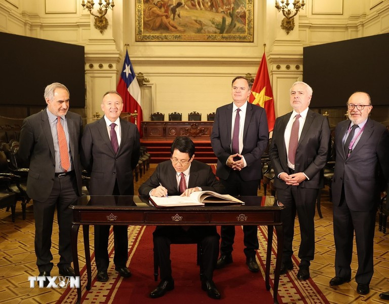 El presidente de Vietnam, Luong Cuong, escribe en el libro de visitas. El presidente de Vietnam, Luong Cuong, escribe en el libro de visitas.