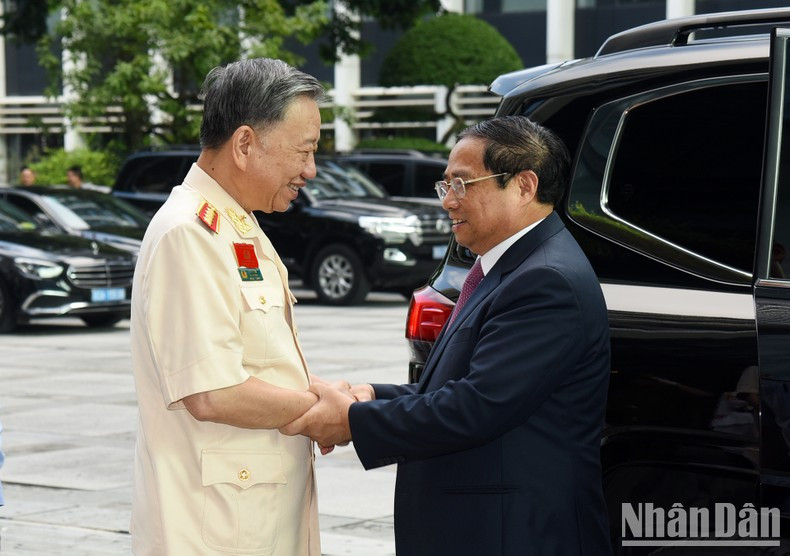 El primer ministro vietnamita, Pham Minh Chinh, y el general To Lam, ministro de Seguridad Pública El primer ministro vietnamita, Pham Minh Chinh, y el general To Lam, ministro de Seguridad Pública