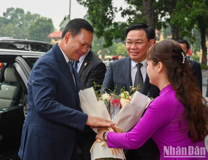 La Oficina de la Asamblea Nacional entrega flores para dar la bienvenida al jefe de Gobierno camboyano. La Oficina de la Asamblea Nacional entrega flores para dar la bienvenida al jefe de Gobierno camboyano.