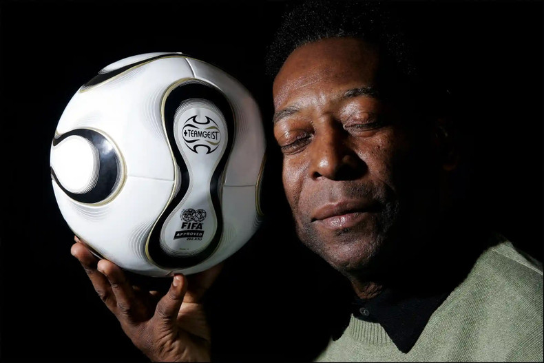 En los últimos años de su vida, Pelé debió ir con frecuencia a los hospitales. En 2019 se sometió a una cirugía de próstata y en 2021 a la extirpación de un tumor de colon. El 29 de diciembre de 2022, la estrella del fútbol Pelé exhaló su último aliento en el hospital Albert Einstein de Sao Paulo, Brasil. (Fotografía: Tom Jenkins/The Guardian) En los últimos años de su vida, Pelé debió ir con frecuencia a los hospitales. En 2019 se sometió a una cirugía de próstata y en 2021 a la extirpación de un tumor de colon. El 29 de diciembre de 2022, la estrella del fútbol Pelé exhaló su último aliento en el hospital Albert Einstein de Sao Paulo, Brasil. (Fotografía: Tom Jenkins/The Guardian)