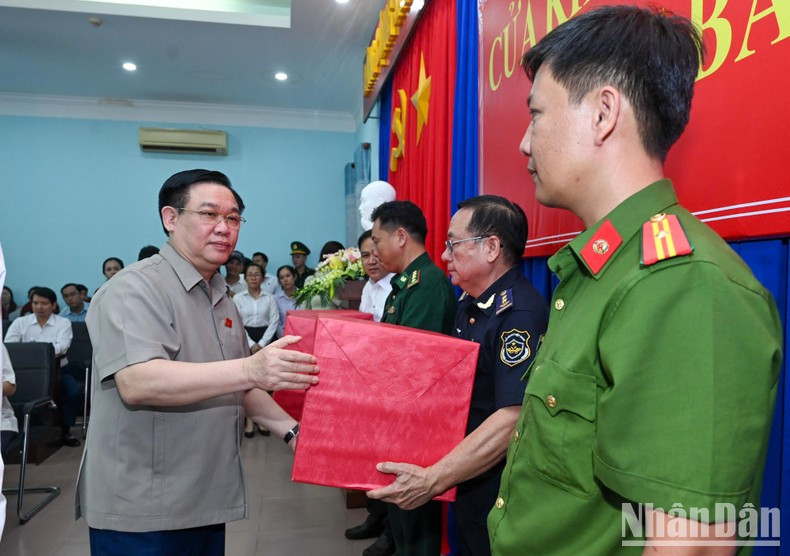 Dinh Hue entrega regalos a los oficiales en la puerta fronteriza internacional de Moc Bai. Dinh Hue entrega regalos a los oficiales en la puerta fronteriza internacional de Moc Bai.