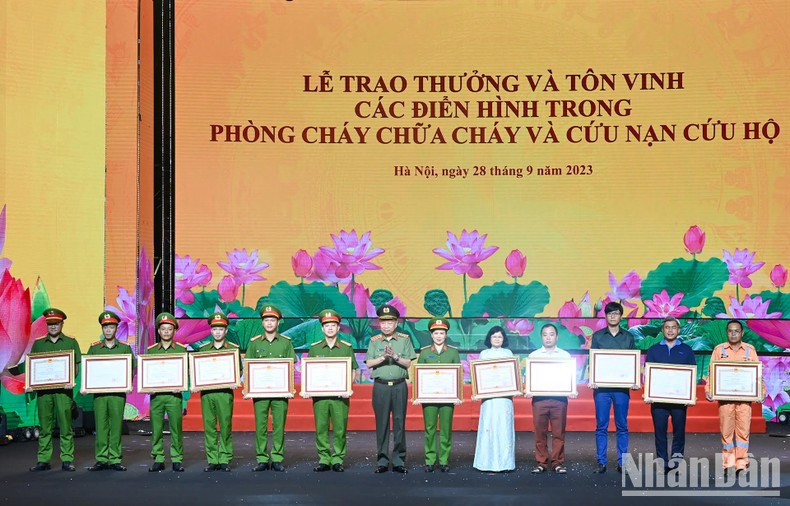 El ministro de Seguridad Pública de Vietnam, general To Lam, otorga el Certificado de Mérito del primer ministro a grupos e individuos sobresalientes. El ministro de Seguridad Pública de Vietnam, general To Lam, otorga el Certificado de Mérito del primer ministro a grupos e individuos sobresalientes.