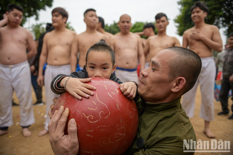 La festival vat cau de la aldea de Thuy Linh refleja el espíritu marcial de los jóvenes locales. La festival vat cau de la aldea de Thuy Linh refleja el espíritu marcial de los jóvenes locales.