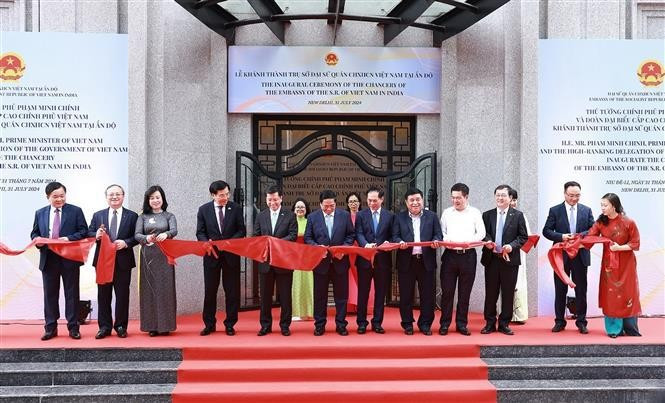 El primer ministro Pham Minh Chinh y la delegación asisten a la inauguración de la sede de la Embajada de Vietnam en Chanakyapuri, Nueva Delhi. (Foto: VNA)