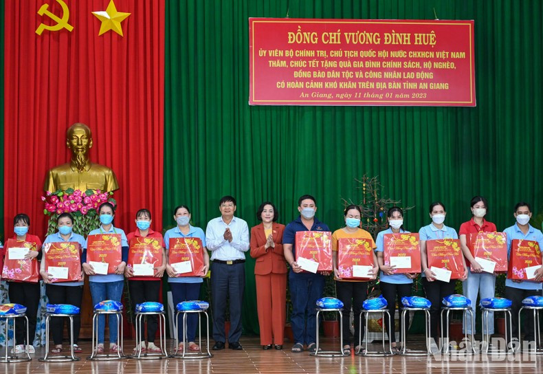 La jefa de la Comisión de Asuntos sobre Diputados del Parlamento, Nguyen Thi Thanh, y el vicepresidente de la Confederación General del Trabajo de Vietnam, Phan Van Anh, entregan regalos a los necesitados.