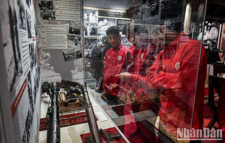 A través de cada tema, imagen y artefacto, los visitantes tienen la oportunidad de comprender plena y profundamente a un general de talento, a un jefe de la Dirección General de Política del Ejército Popular de Vietnam con un pensamiento innovador en la construcción de una fuerza militar regular y a un general del movimiento de construcción rural. A través de cada tema, imagen y artefacto, los visitantes tienen la oportunidad de comprender plena y profundamente a un general de talento, a un jefe de la Dirección General de Política del Ejército Popular de Vietnam con un pensamiento innovador en la construcción de una fuerza militar regular y a un general del movimiento de construcción rural.