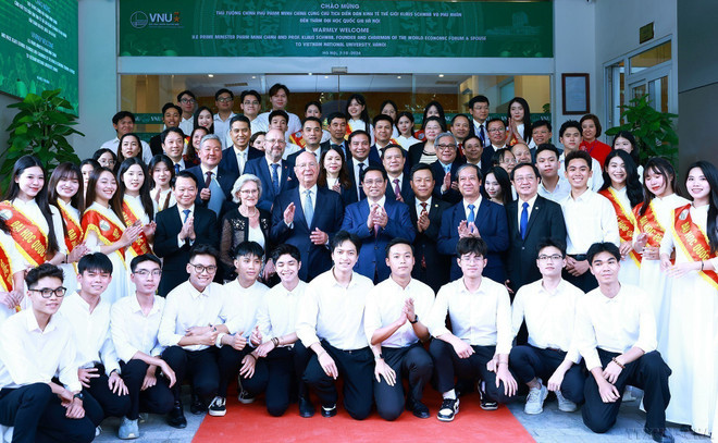 El primer ministro Pham Minh Chinh y Klaus Schwab, fundador y presidente ejecutivo del FEM, sostuvieron un intercambio con estudiantes vietnamitas, bajo el tema “Posicionar a Vietnam en la era inteligente - Visión de la joven generación” en Hanói, el 7 de octubre de 2024 (Foto: VNA) El primer ministro Pham Minh Chinh y Klaus Schwab, fundador y presidente ejecutivo del FEM, sostuvieron un intercambio con estudiantes vietnamitas, bajo el tema “Posicionar a Vietnam en la era inteligente - Visión de la joven generación” en Hanói, el 7 de octubre de 2024 (Foto: VNA)