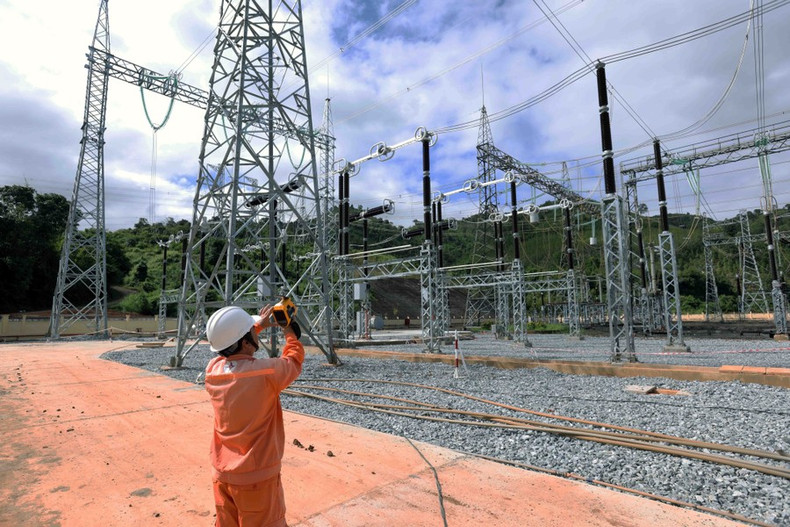 Operación de producción de electricidad en funcionamiento directo en la central hidroeléctrica de Ialy. Operación de producción de electricidad en funcionamiento directo en la central hidroeléctrica de Ialy.