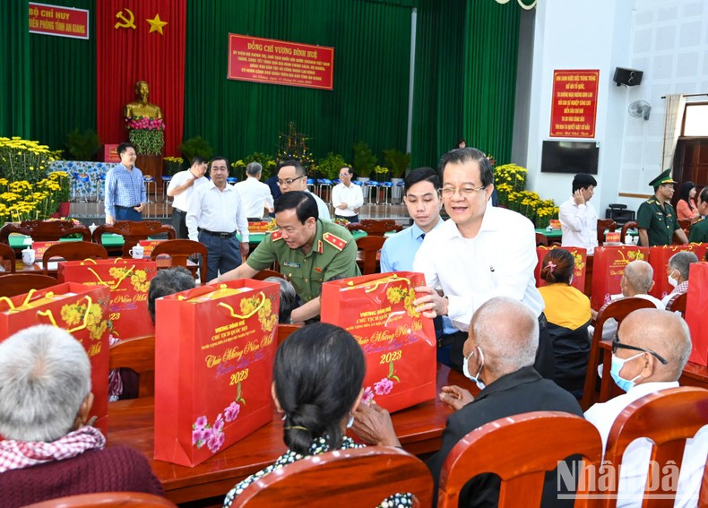 El jefe de la Comisión de Defensa y Seguridad de la AN, Le Tan Toi, y el secretario del Comité provincial del Partido, Le Hong Quang, entregan regalos a trabajadores en situación desfavorable.