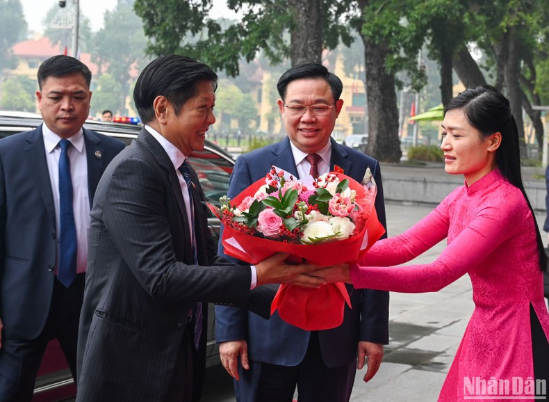 El personal de la Oficina Parlamentaria entrega flores al presidente filipino. El personal de la Oficina Parlamentaria entrega flores al presidente filipino.