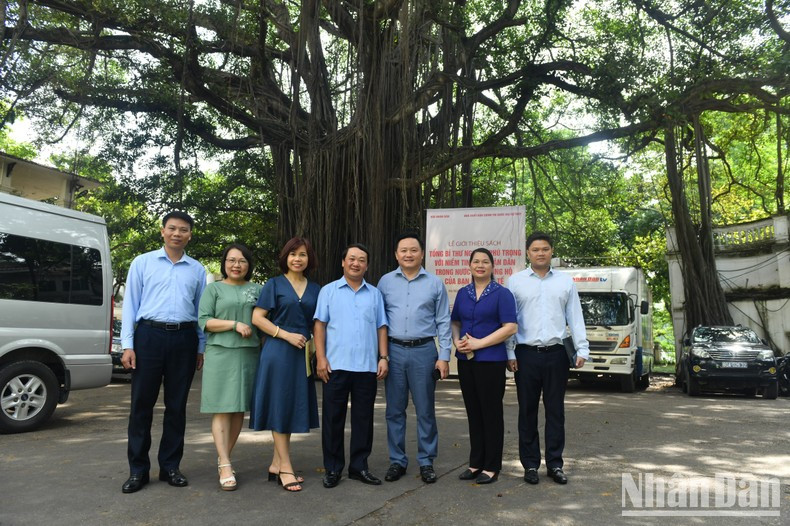 La delegación de la Comisión de Asuntos Étnicos se toma fotos de recuerdo en la sede del periódico Nhan Dan.