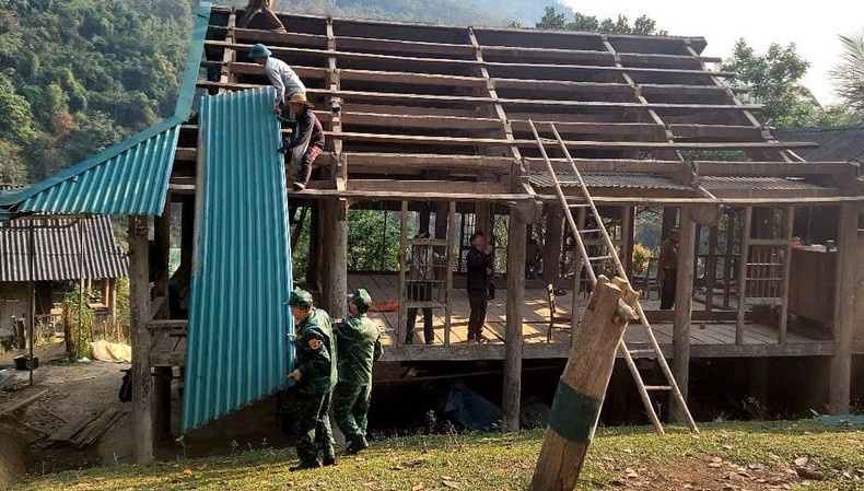 Oficiales, soldados y jóvenes de la estación fronteriza de Na Loi, junto con los comités del Partido, las autoridades y los habitantes de la comuna de Na Loi, distrito de Ky Son, ayudan a familias pobres de la zona a construir nuevas viviendas. Oficiales, soldados y jóvenes de la estación fronteriza de Na Loi, junto con los comités del Partido, las autoridades y los habitantes de la comuna de Na Loi, distrito de Ky Son, ayudan a familias pobres de la zona a construir nuevas viviendas.