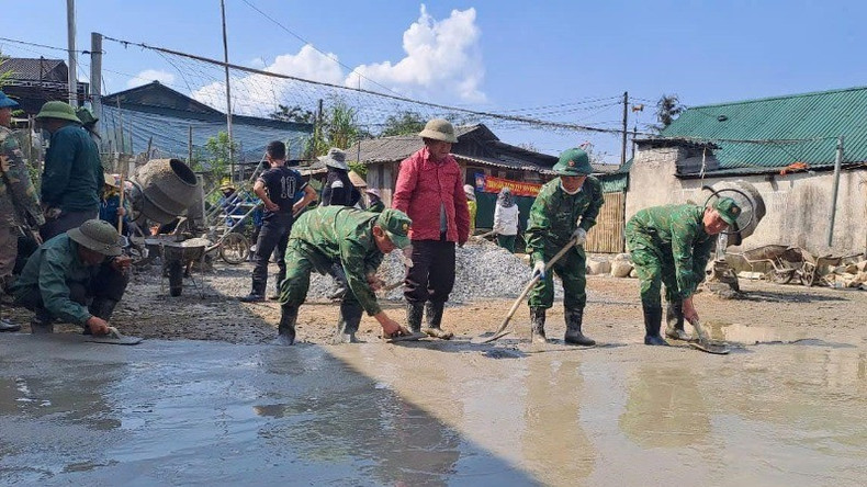 El 12 de marzo, los oficiales y soldados de la estación de guardia fronteriza de Na Ngoi y los residentes locales construyeron un patio de hormigón para la casa cultural de la aldea Phu Kha 2, en la comuna de Na Ngoi, distrito de Ky Son. El 12 de marzo, los oficiales y soldados de la estación de guardia fronteriza de Na Ngoi y los residentes locales construyeron un patio de hormigón para la casa cultural de la aldea Phu Kha 2, en la comuna de Na Ngoi, distrito de Ky Son.