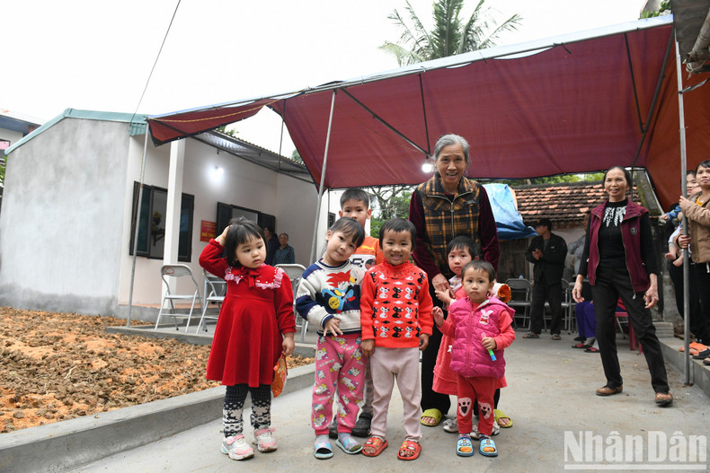Las familias beneficiarias no pudieron ocultar su gratitud por el noble gesto de los benefactores.
