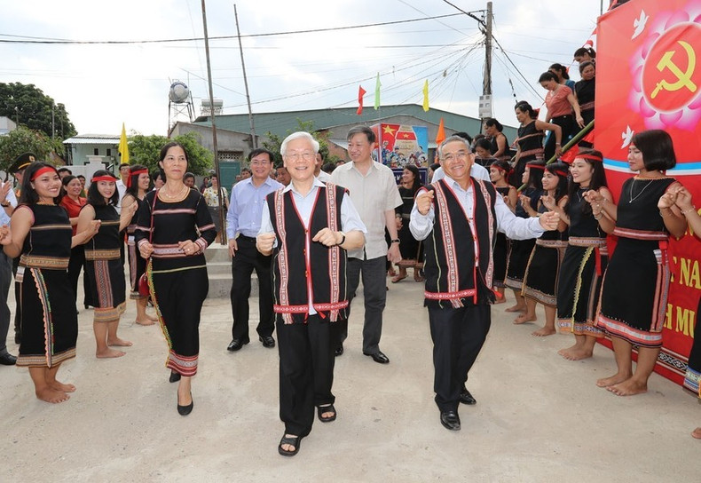 El secretario general Nguyen Phu Trong participa en danzas tradicionales de las minorías étnicas en la aldea Kon Ro Bang 2, comuna de Vinh Quang, ciudad de Kon Tum.
