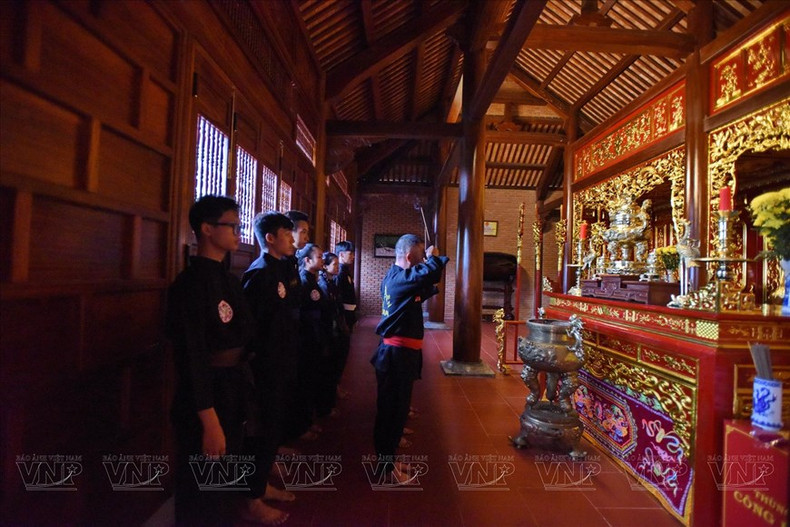 Generaciones de maestros y estudiantes de la secta de Bach Long ofrecieron inciensos para rendir homenaje a los tres héroes Nguyen Nhac, Nguyen Hue y Nguyen Lu, en el sitio de reliquias de Tay Son Thuong Dao. Generaciones de maestros y estudiantes de la secta de Bach Long ofrecieron inciensos para rendir homenaje a los tres héroes Nguyen Nhac, Nguyen Hue y Nguyen Lu, en el sitio de reliquias de Tay Son Thuong Dao.