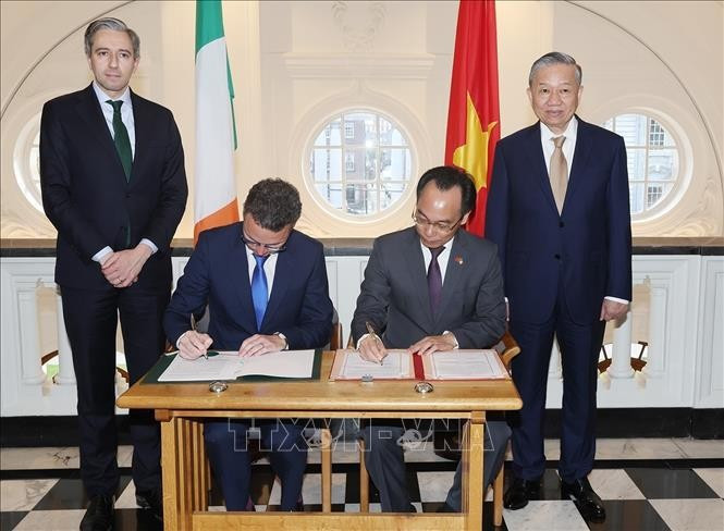 To Lam y Simon Harris presenciaron la ceremonia de firmar el Acuerdo sobre el establecimiento de la asociación estratégica en materia de educación superior entre el Ministerio de Educación y Formación de Vietnam y el Ministerio de Educación Superior, Investigación, Innovación y Ciencia de Irlanda. (Foto:VNA)