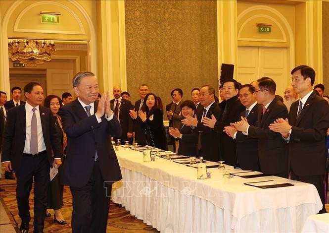 El secretario general del Partido Comunista y presidente de Vietnam, To Lam, se encuentra con representantes de la comunidad vietnamita en Irlanda. (Foto: VNA) El secretario general del Partido Comunista y presidente de Vietnam, To Lam, se encuentra con representantes de la comunidad vietnamita en Irlanda. (Foto: VNA)