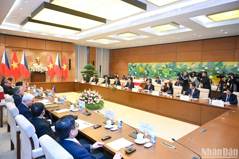 Escena de la reunión. Escena de la reunión.