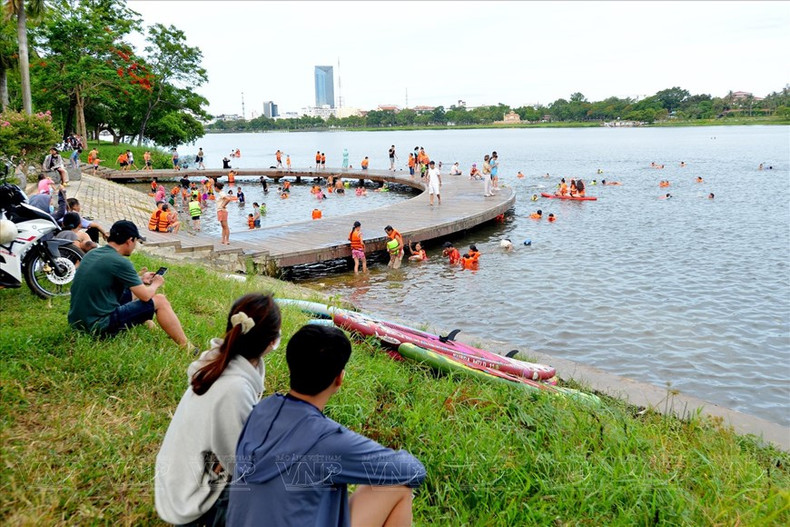 Características jóvenes y frescas de Hue, una antigua capital.