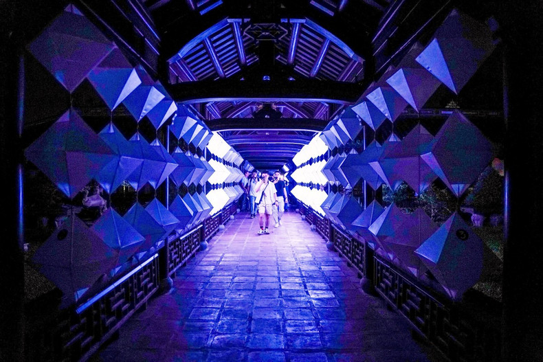 Las instalaciones innovadoras crean experiencias de inmersión en un universo mágico para los espectadores, a lo largo del camino de la exploración del arte de instalación de luz y sonido.